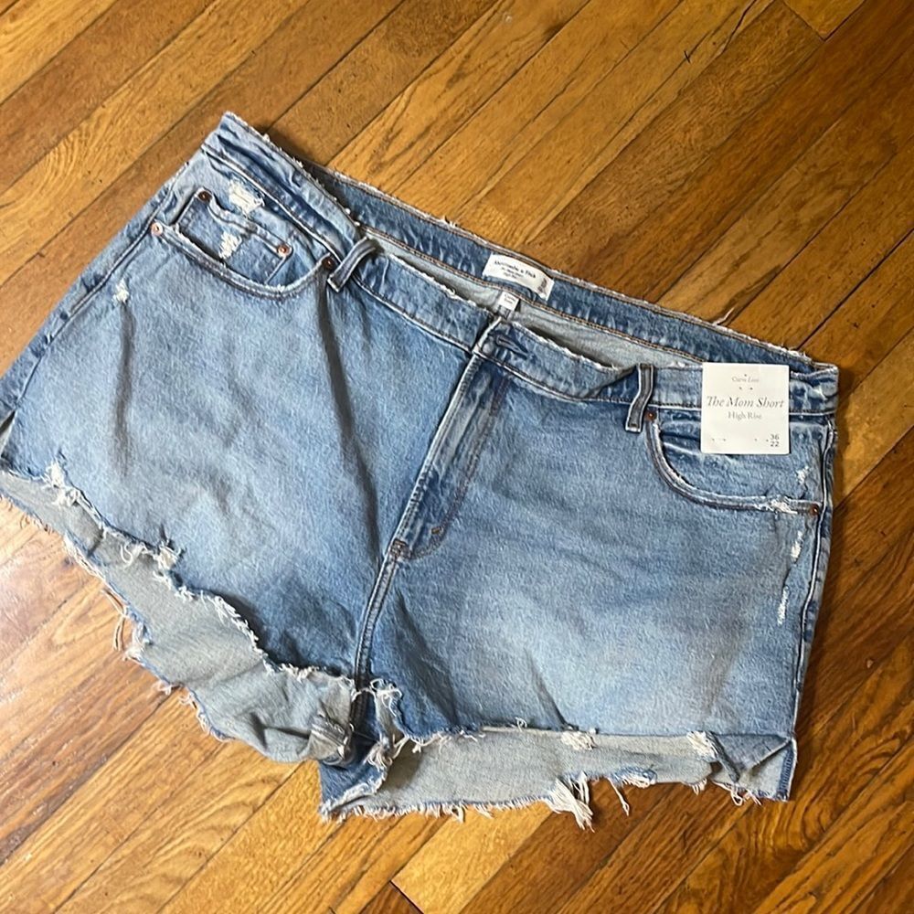 Abercrombie mom short  distressed cut offs